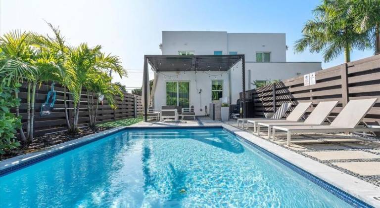 Miami Luxury 4BR Oasis with Private Pool, Outdoor Kitchen & Patio — photo 3