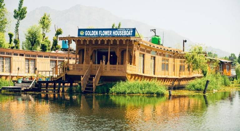 Golden Flower Heritage Houseboat — photo 4