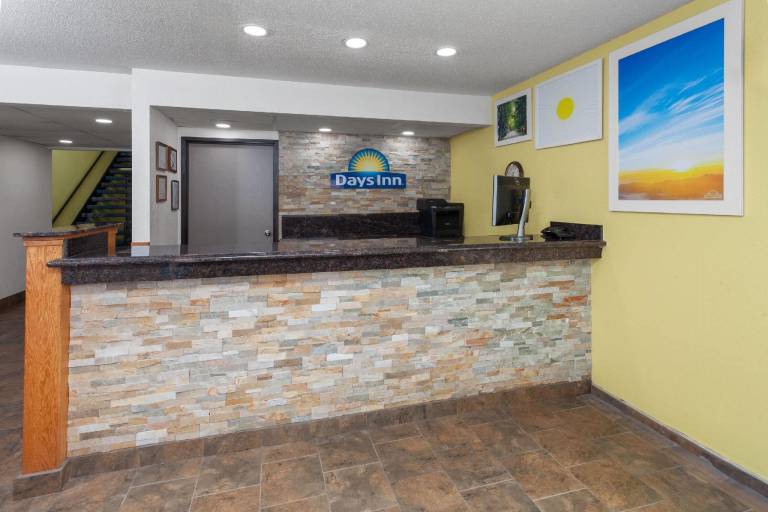 Days Inn by Wyndham Mason City — photo 4