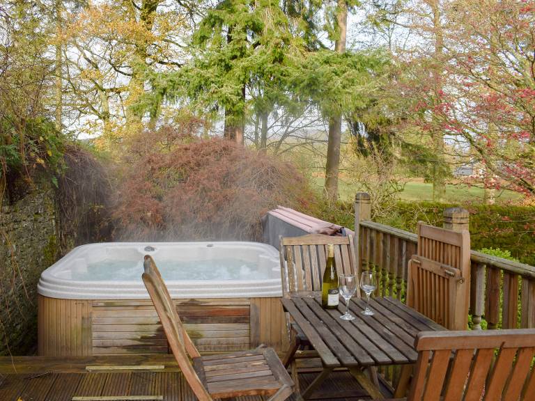 Cottage with sauna, yard & jacuzzi — photo 2