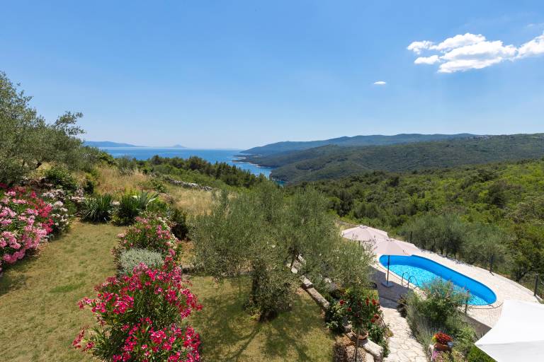 Vacation home with grill, terrace & pool | Sea view — photo 3
