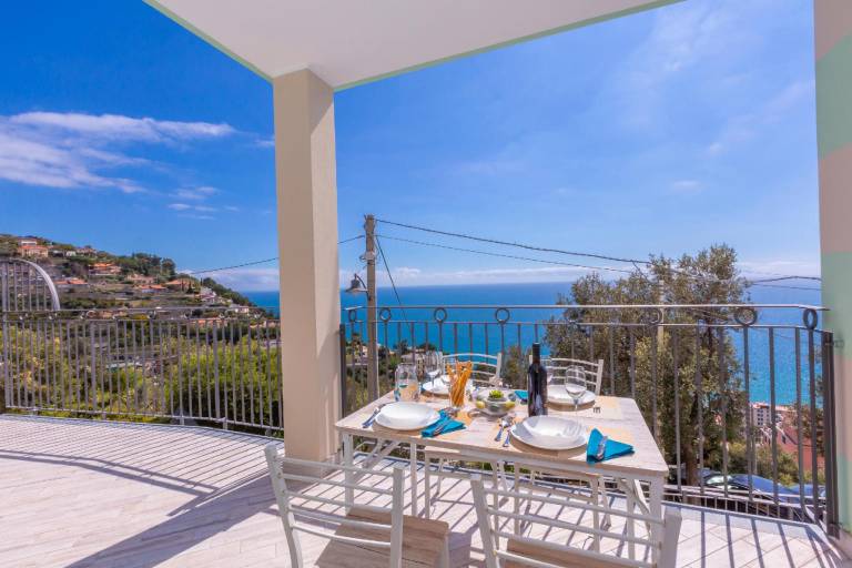 Apartment with patio in Alassio