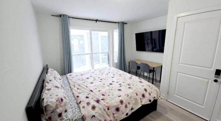 King Bed TV Private Ensuite Retreat Bathroom or Economical Double Bed Room