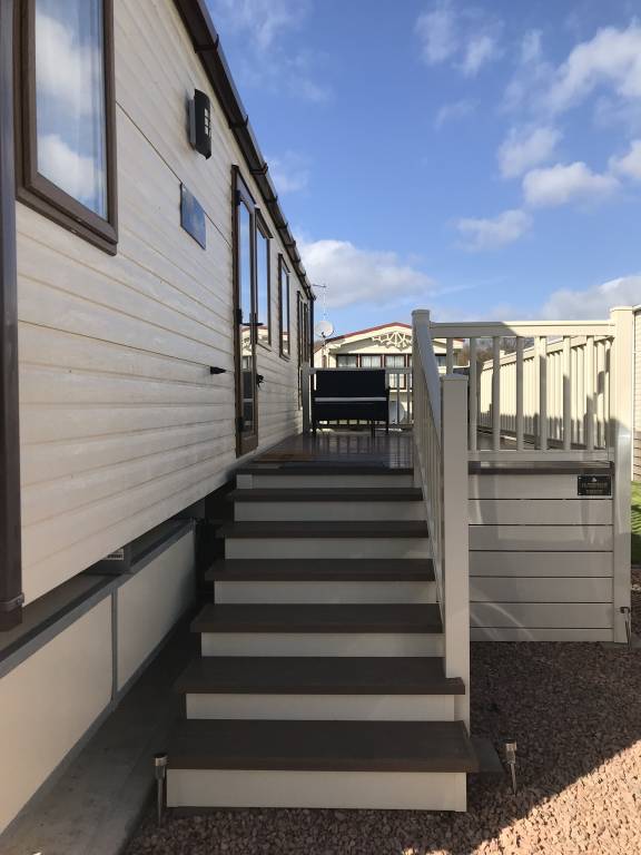 Beautiful 2-Bed Caravan in Stratford-upon-Avon — photo 3
