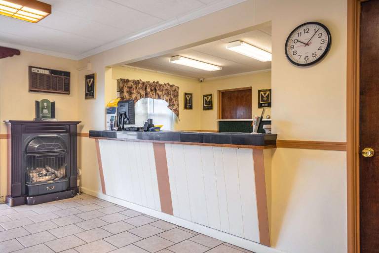 Econo Lodge Inn & Suites Windsor Locks Bradley Airport — photo 4