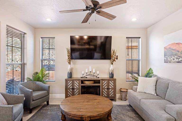 Fully equipped vacation home with hot tub, BBQ & pool | Pet-friendly in Washington, UT