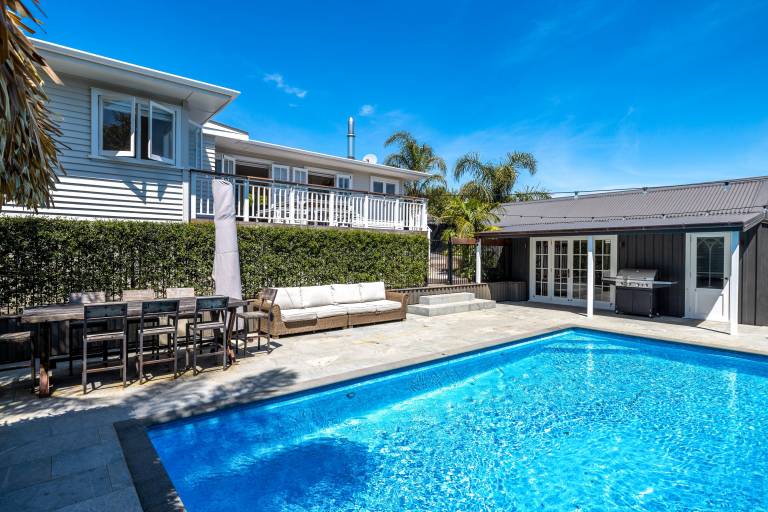 House  Surfdale