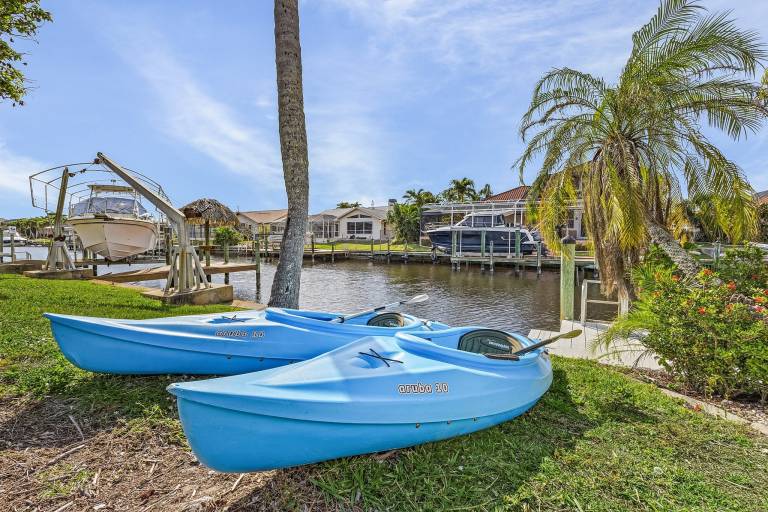 Children-friendly vacation home with jacuzzi, barbecue & yard | Water view | Pets allowed — photo 4