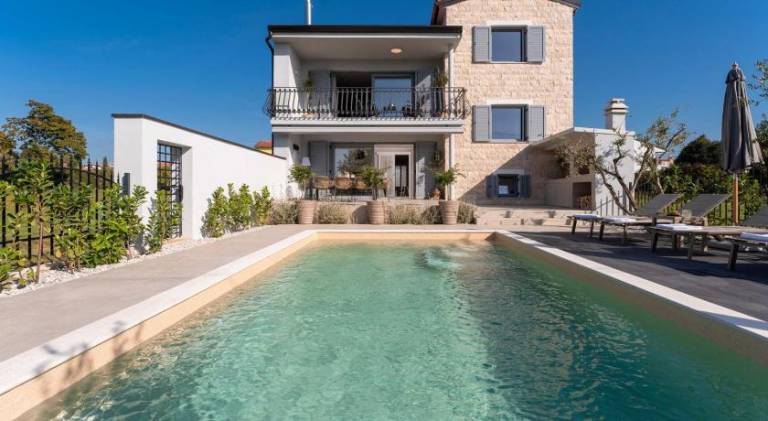 Villa with hot tub & pool in Novigrad