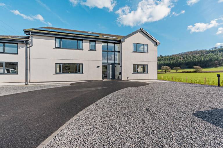 Cottage with 9 rooms for 12 persons in Carmarthen