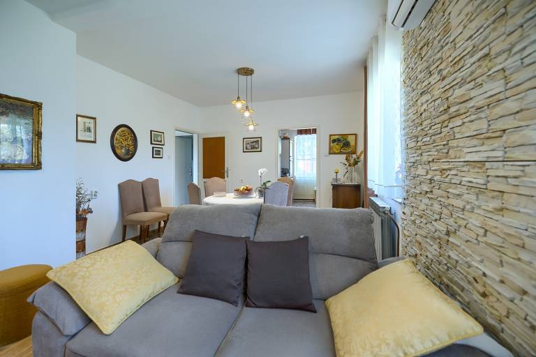 Fully equipped rental apartment with patio & yard | Pet-friendly — photo 3