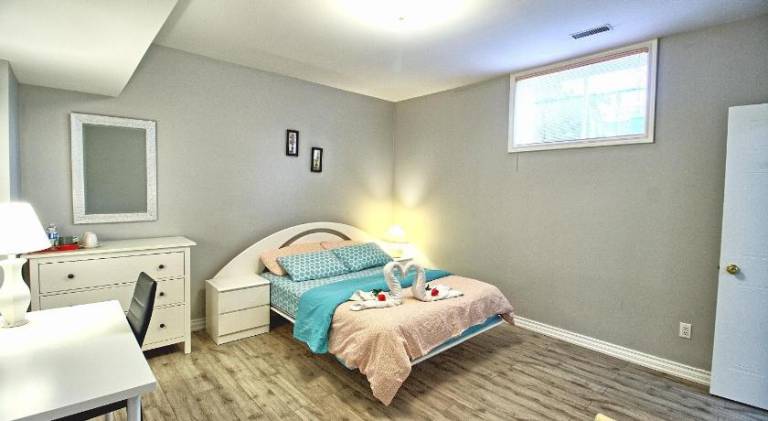 Bright Basement & Private Bathroom free Parking