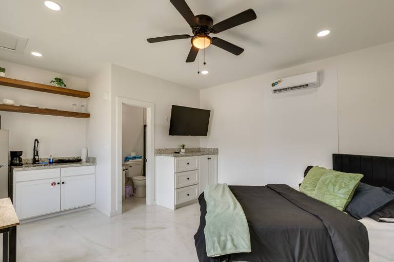 3 Blocks to Gulf! Modern Beach Base in South Padre in South Padre Island, TX