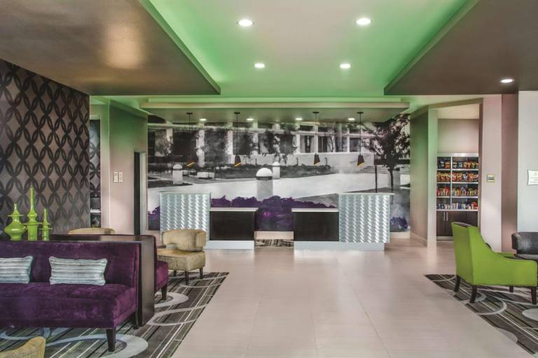 La Quinta Inn & Suites by Wyndham College Station South — photo 5