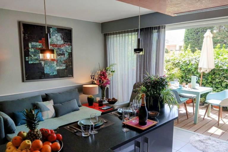 Apartment 'Des Vacances De Rêve À Mandelieu' with Shared Pool and Air Conditioning in Mougins
