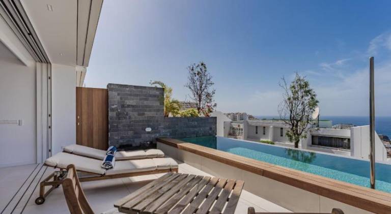 Apartment with pool — photo 5