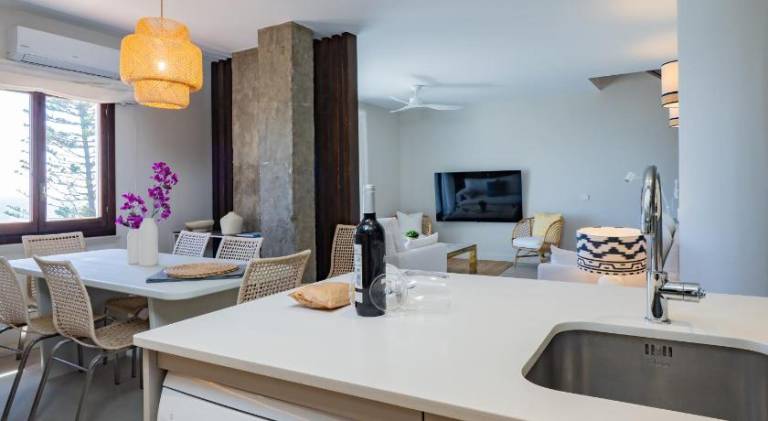 Apartment with patio, barbeque & pool — photo 3