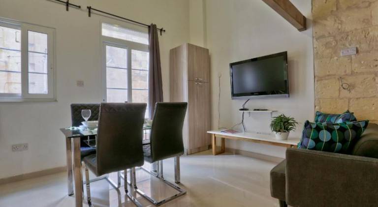 Charming Valletta 1 bedroom apartment off Republic Street sleeps 4 — photo 2