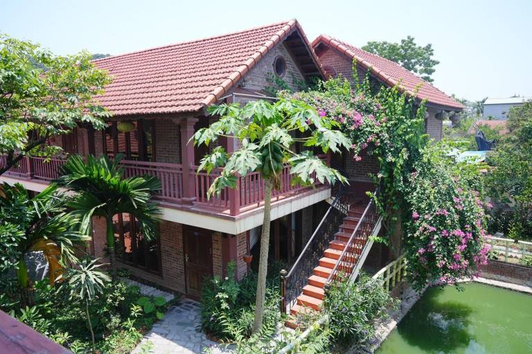 House with yard & BBQ | Water view — photo 4