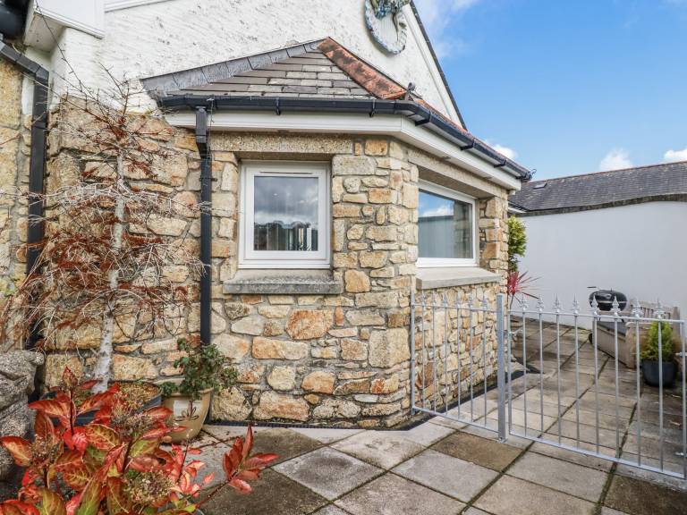 Child-friendly cottage with yard, jacuzzi & pool | Pets allowed — photo 2