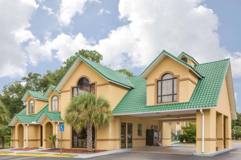 Howard Johnson by Wyndham Dothan in Dothan, AL