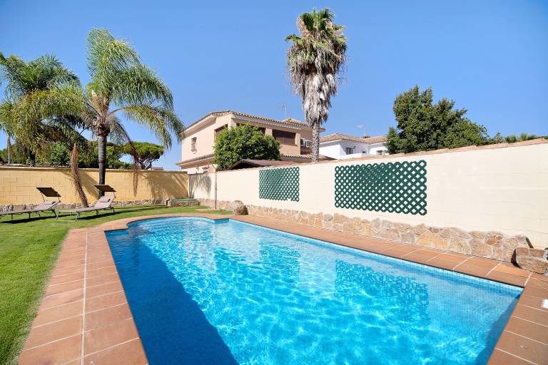 Child-friendly nice vacation home with garden, terrace & private pool | Garden view | Suitable for remote work | Dogs allowed in Chiclana de la Frontera