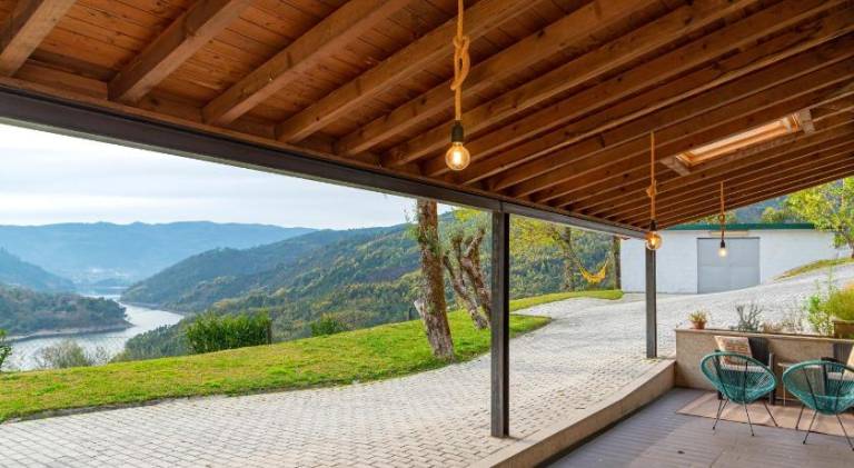 House with patio, yard & grill in Braga