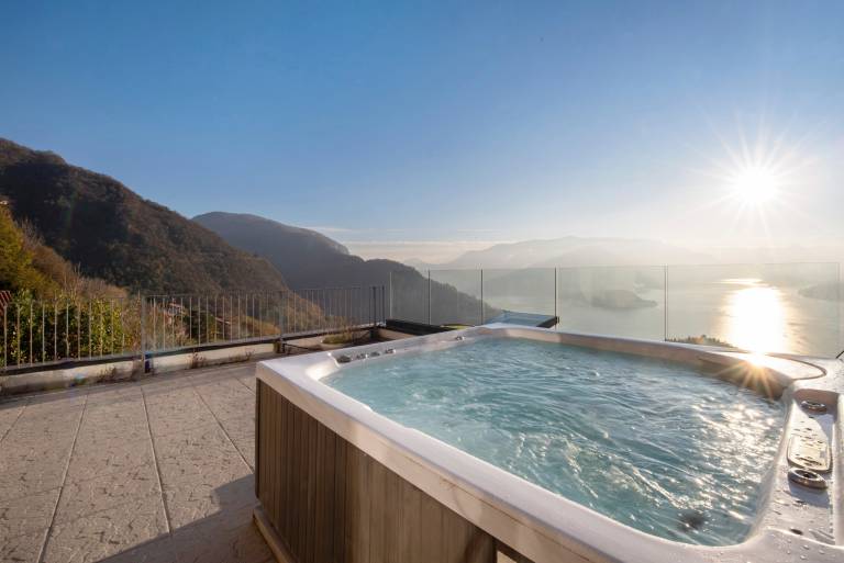Vacation Home "Summer and Winter" with Lake View, Private Heated Indoor Pool & Wi-Fi — photo 2
