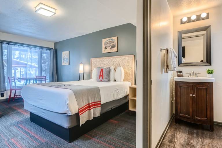 Lodge Boulder