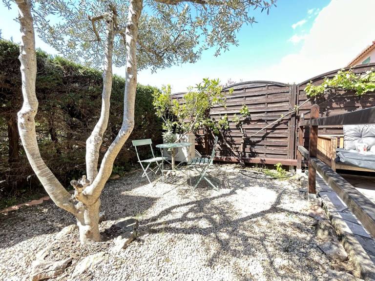 Vacation home with garden — photo 2