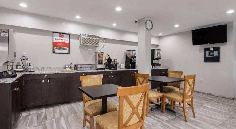 Econo Lodge Inn & Suites Mason City - Clear Lake — photo 5