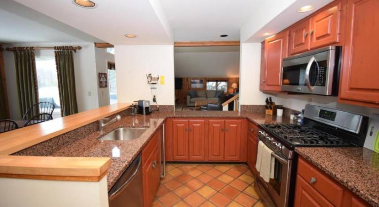 Stratton Mountain Condo with a Hot Tub! Sleeps 12! — photo 4