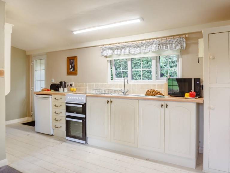 Lodge with garden & barbecue — photo 4