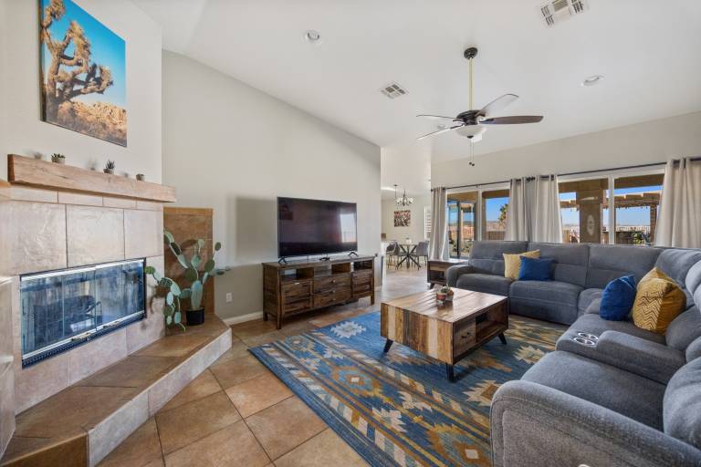 Child-friendly charming vacation home with barbeque, yard & private pool | Dogs allowed — photo 2
