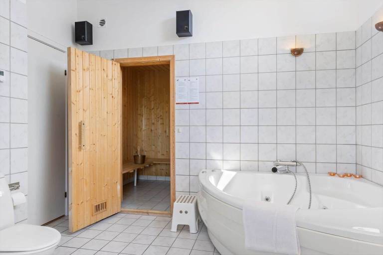 Children-friendly vacation home with sauna, hot tub & grill | Pets allowed — photo 2