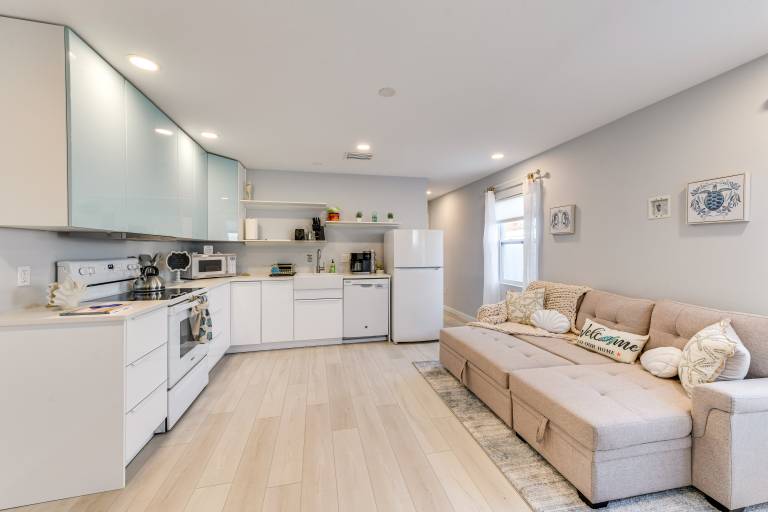 6 Mi to Dtwn Sarasota Apt w Patio & Fire Pit