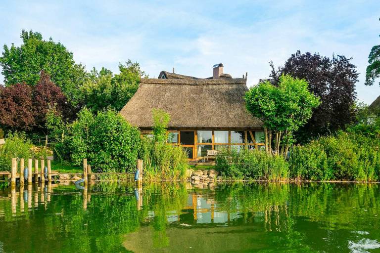 Fisher's cottage by lake with magical garden — photo 2