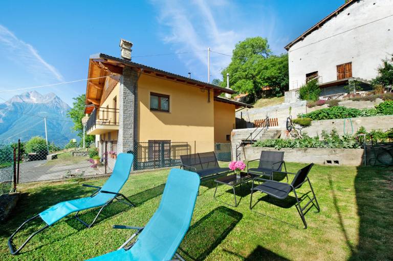 Apartment 'Il Piccolo Nido' with Mountain View, Shared Garden and Wi-Fi in Aosta