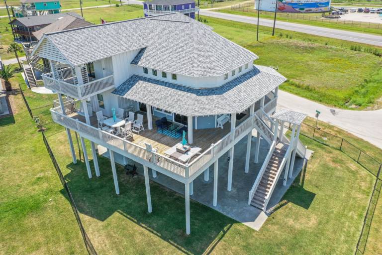 House with yard, pool & grill | Beach view — photo 2