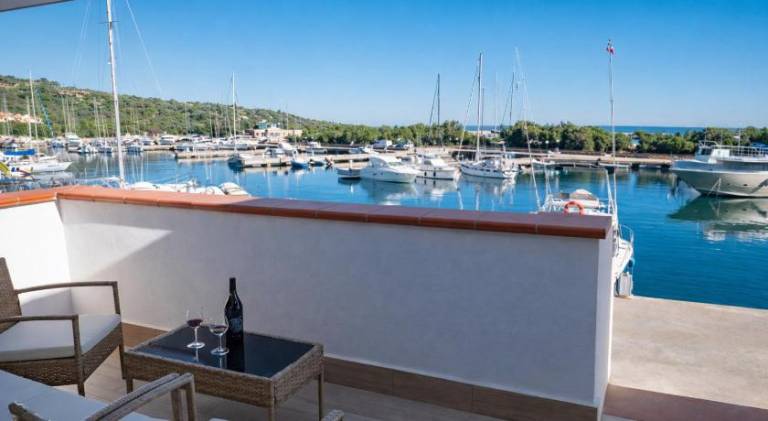 Rental apartment with terrace & garden in Budoni