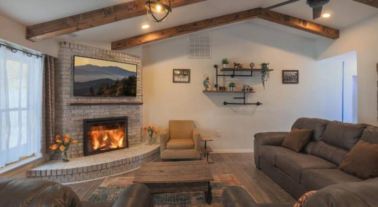 Chalet with jacuzzi & pool in Gatlinburg, TN