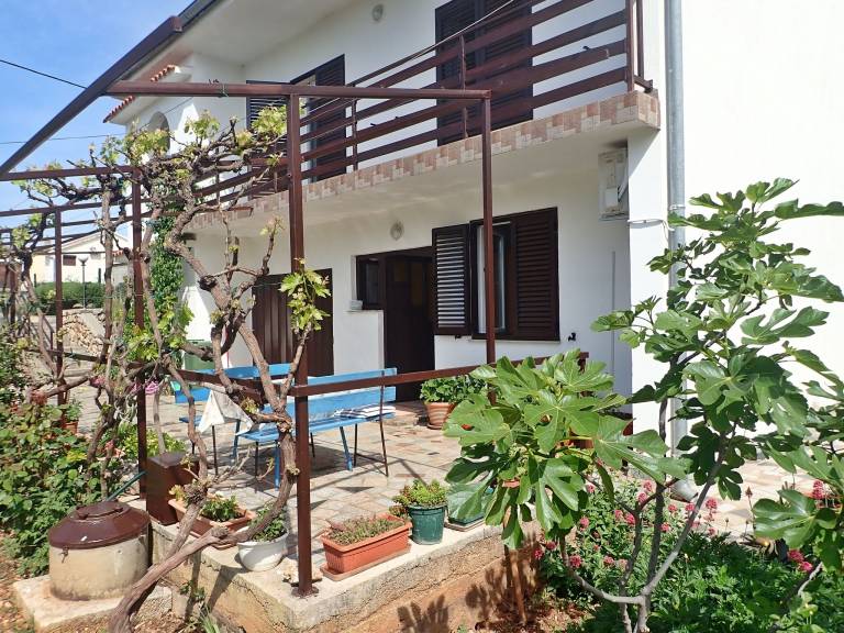Rental apartment with barbeque, garden & terrace | Beach nearby | Pet-friendly in Starigrad