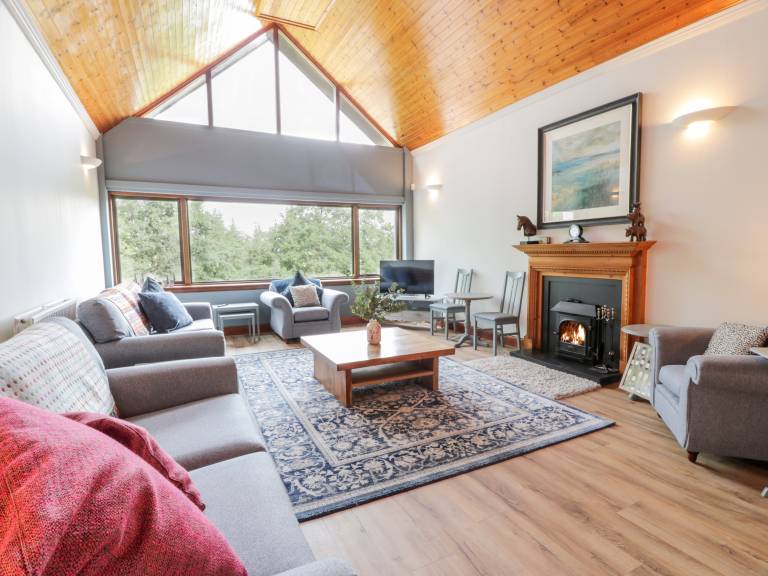 Child-friendly beautiful cottage with hot tub & yard | Pets allowed — photo 2