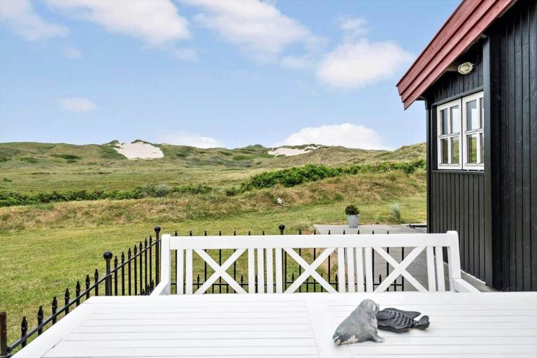 Vacation home with yard, barbecue & patio | Next to the beach | Pet-friendly — photo 3