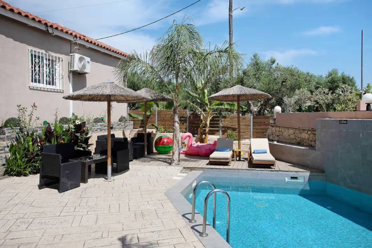 Studio Apartment "Villa Dionysia S2" close to the Beach with Shared Pool & Wi-Fi in Zakynthos