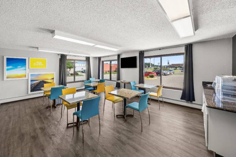 Days Inn by Wyndham Winona — photo 4