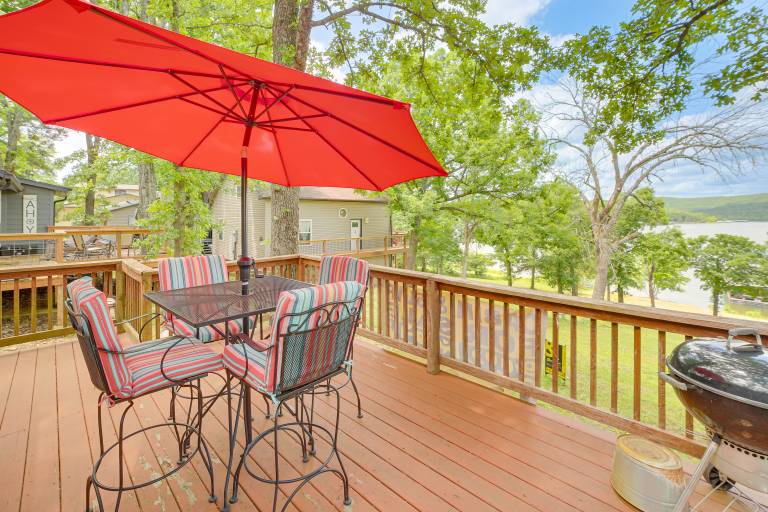 Lakeside Reeds Spring Home w Deck & Pool Access