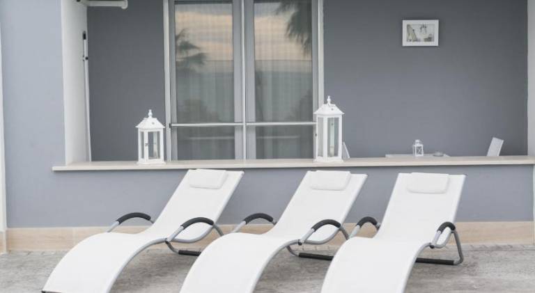 Serviced apartment with private pool, yard & terrace | Beach nearby | Pet-friendly — photo 3