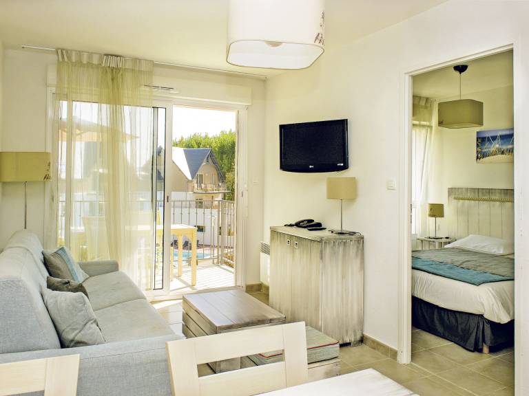 Holiday apartment with heated pool & patio | Close to the beach | Pet-friendly — photo 2