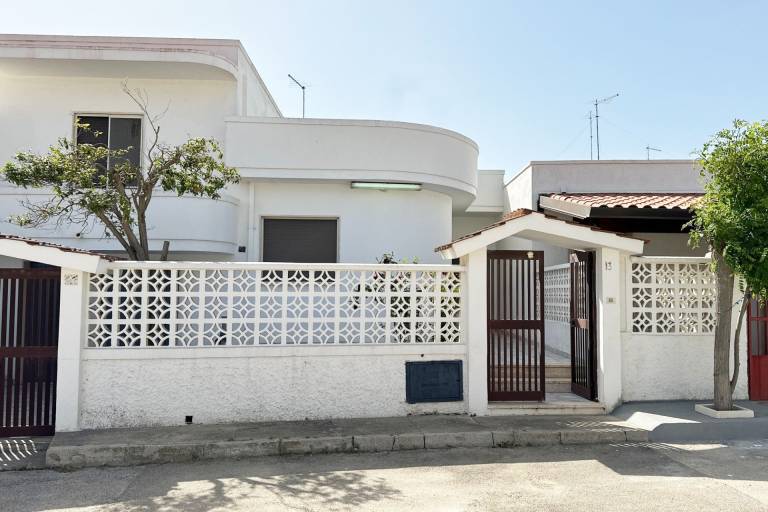 House with barbecue & yard — photo 2